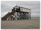 Pfahlbauten am Strand von St Peter Ording